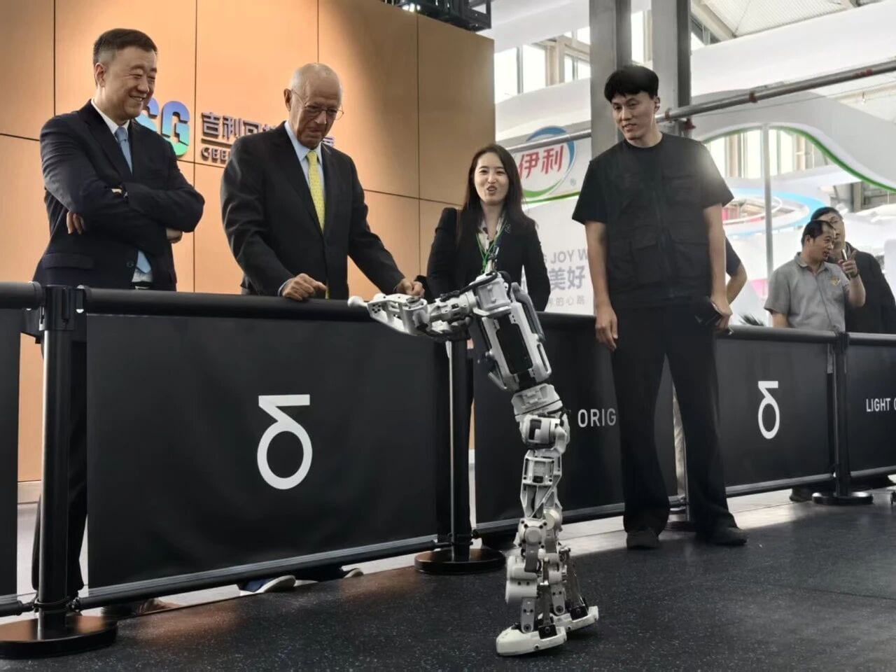 美中关系全国委员会会长欧伦斯与亮源新创人形机器人互动